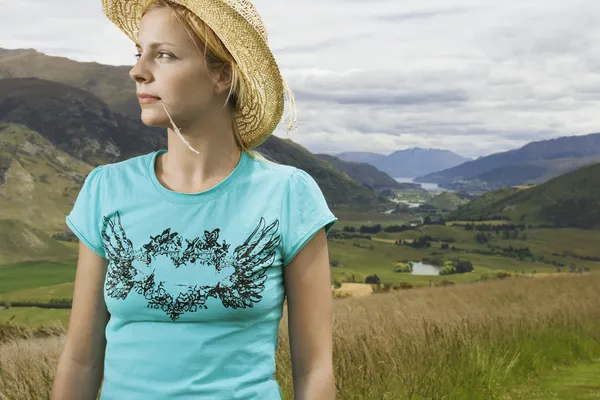 Mulher usando chapéu de cowboy no campo — Fotografia de Stock