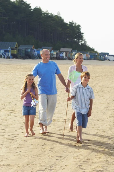 Família caminhando na praia — Fotografia de Stock