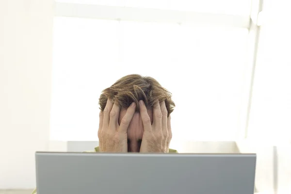 Uomo d'affari utilizzando il computer portatile in ufficio — Foto Stock