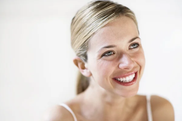 Glimlachende jonge vrouw — Stockfoto