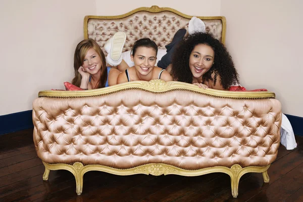 Tonårsflickor på funky kudde säng — Stockfoto