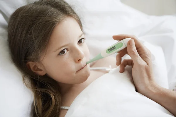 Temperatur der Tochter prüfen — Stockfoto