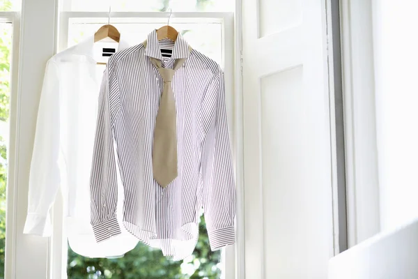 Jurk shirts op hangers — Stockfoto