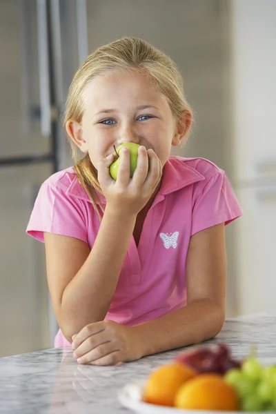 Meisje eet een appel — Stockfoto