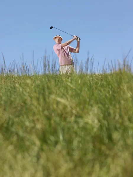 Golfista bola de condução — Fotografia de Stock