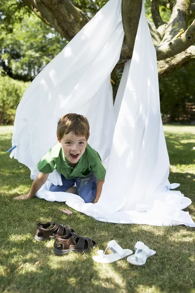 裏庭の少年 — ストック写真