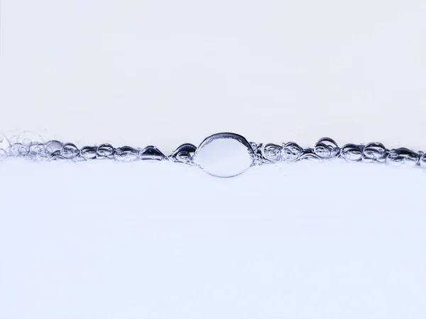 Bubbels op oppervlak van water — Stockfoto