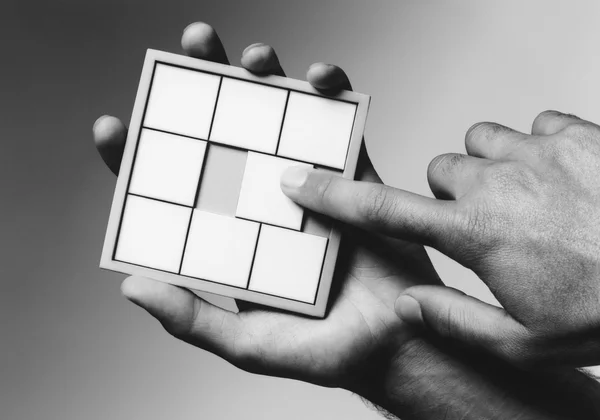 Mani che tengono Puzzle — Foto Stock