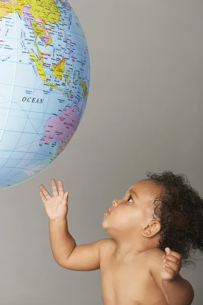 Bebê olhando para o globo — Fotografia de Stock