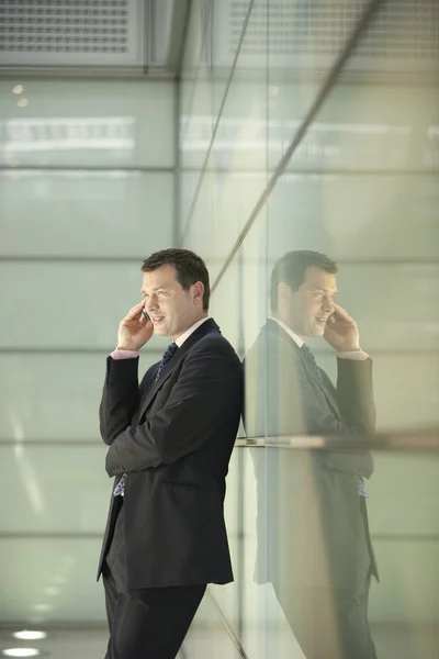 Empresario usando teléfono celular — Foto de Stock