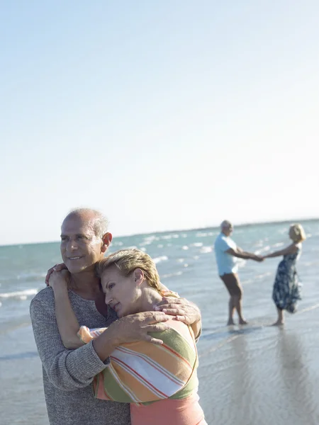 Couple embracing on beach — Stock Photo, Image