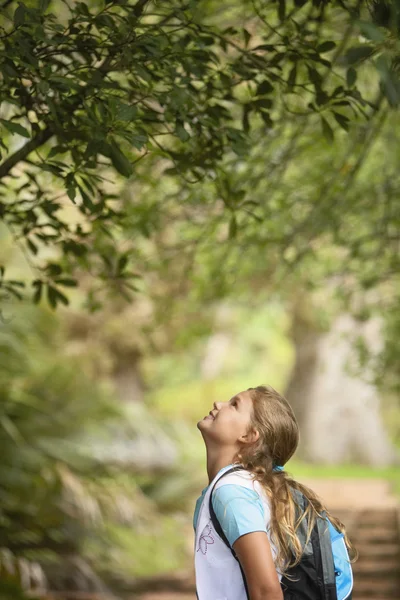Girl Looking Up — Stock Photo, Image