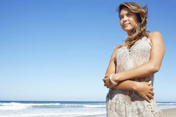 Femme sur la plage — Photo