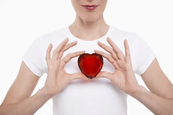 Kobieta trzyma czerwone szklane serce — Zdjęcie stockowe