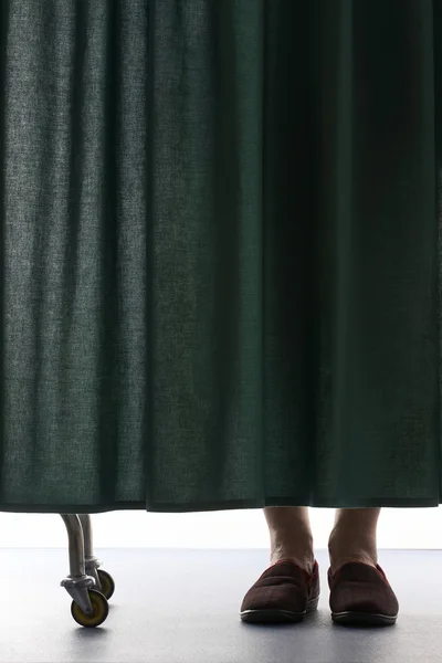 Personen bakom gardinen på sjukhus — Stockfoto