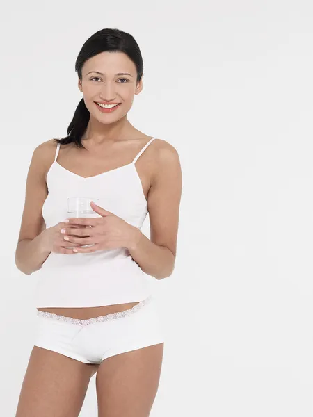 Mujer en ropa interior Agua potable —  Fotos de Stock