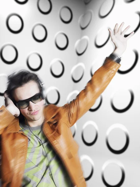 Man wearing headphones and sunglasses — Stock Photo, Image
