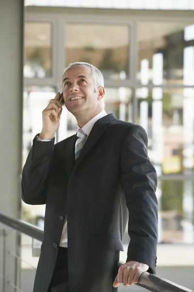 Affärsman som använder mobiltelefon — Stockfoto