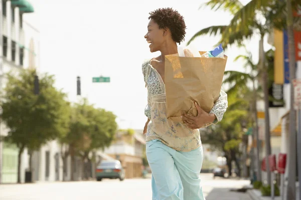 Mulher transportando saco de supermercado — Fotografia de Stock