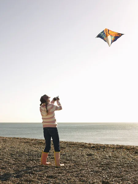 Meisje vliegende kite — Stockfoto