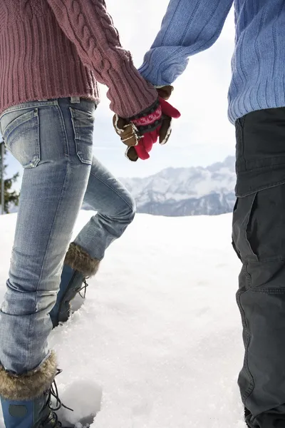 Casal caminhando pela neve — Fotografia de Stock