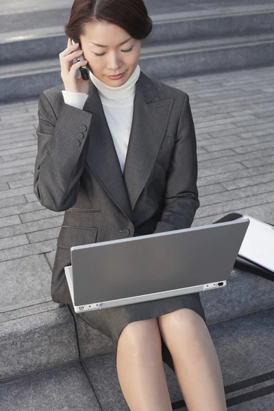 Femme d'affaires sur les étapes extérieures en utilisant un ordinateur portable — Photo