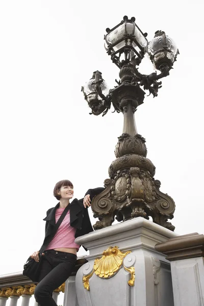 Kadın bir sokak lambasının rahatlatıcı — Stok fotoğraf