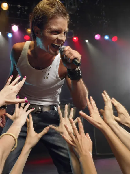 Jovem cantando no palco — Fotografia de Stock