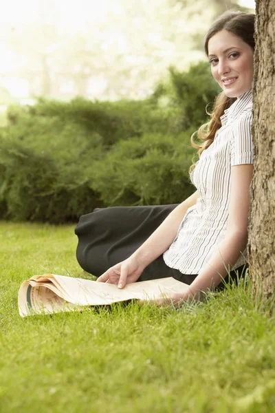 Woman holding newspaper — Stock Photo, Image