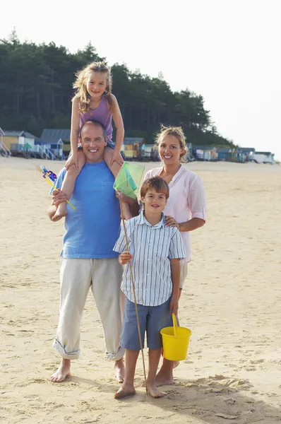 Vakantie familie op strand — Stockfoto