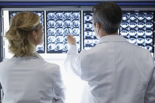 Doctors discussing brain scans — Stock Photo, Image