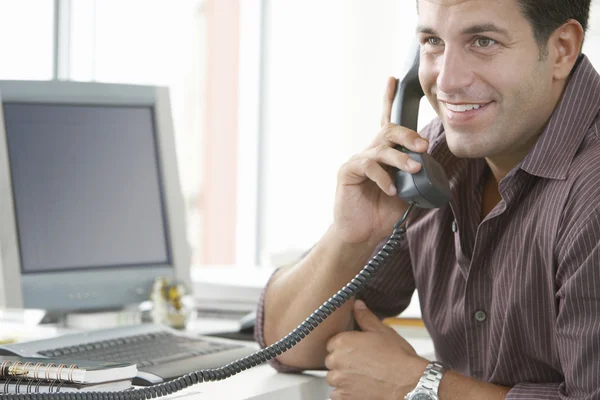 Uomo d'affari che utilizza il telefono fisso — Foto Stock