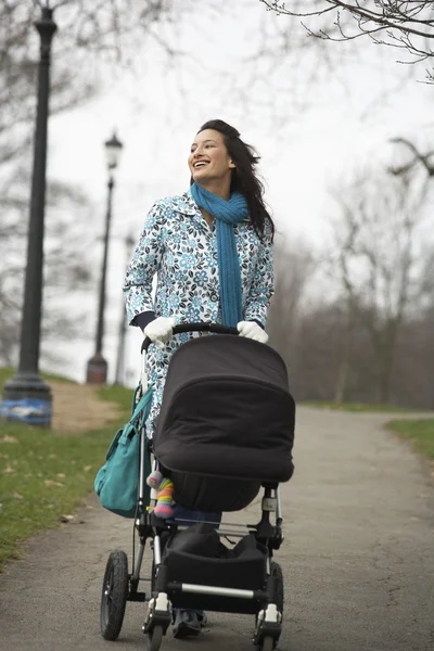 Mamma med barnvagn — Stockfoto