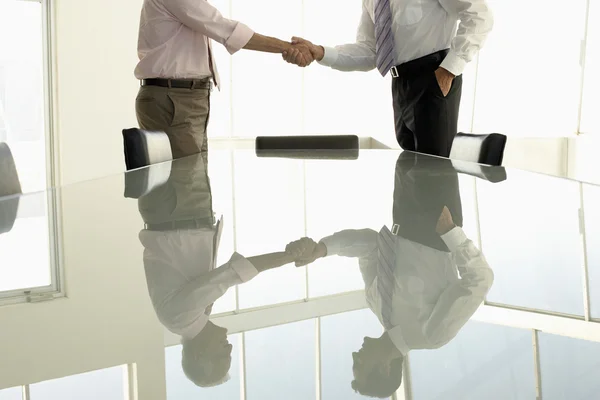 Empresarios dándose la mano — Foto de Stock