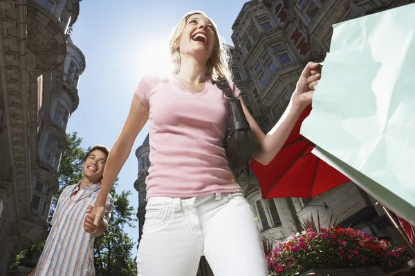 Paar bedrijf shopping tassen — Stockfoto