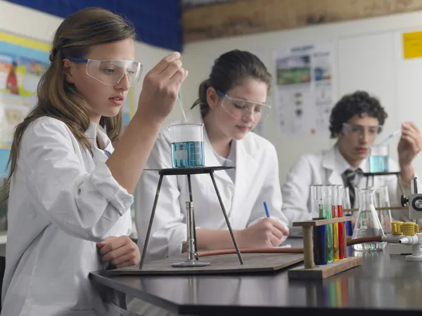 Alunos do ensino médio em laboratório — Fotografia de Stock