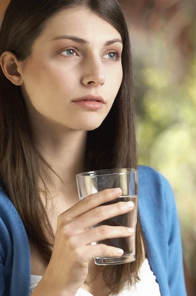 Frau trinkt Wasser — Stockfoto