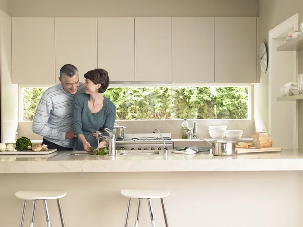 Usmívající se pár v kuchyni — Stock fotografie