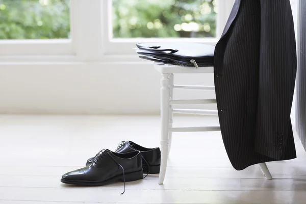 Vestuário de homem de negócios na cadeira — Fotografia de Stock