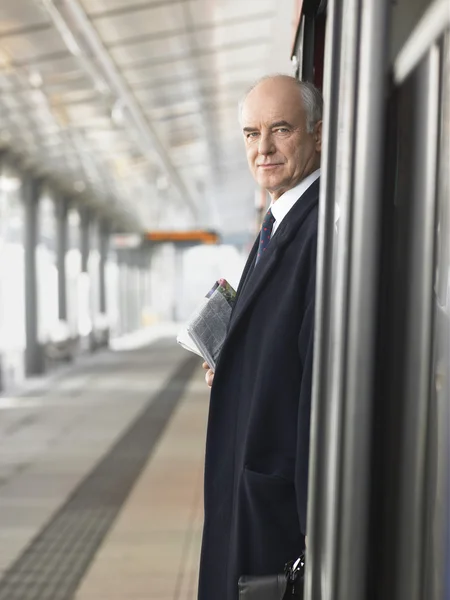 Businessman Waiting at Station — Stock Photo, Image