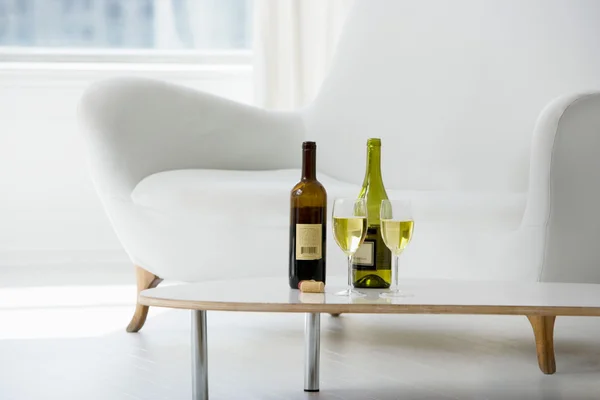Şarap kadehi ve şişeler — Stok fotoğraf