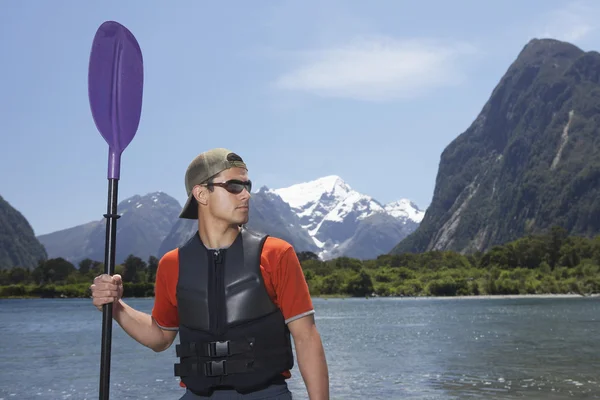 Man holding oar — Stock Photo, Image