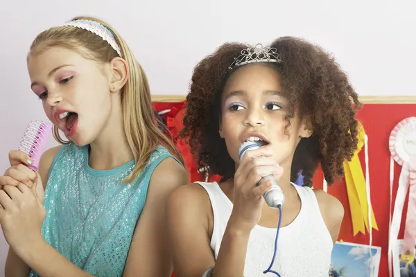 Fırçalar mikrofon kullanarak kızlar — Stok fotoğraf