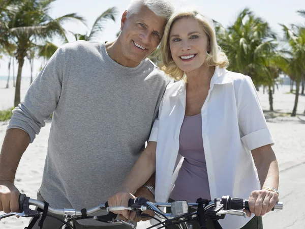 Couple on bicycles on tropical beach — Stock Photo, Image