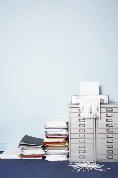 Schredder und Papierstapel — Stockfoto