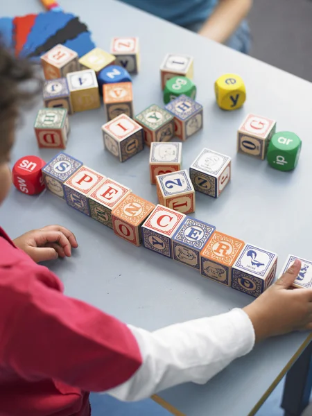 Junge mit Buchstabenblöcken — Stockfoto