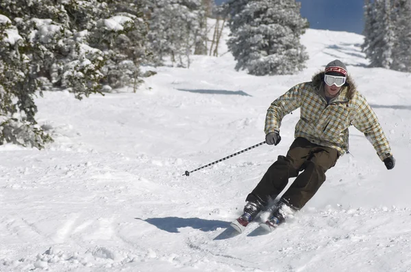 Jonge man naar beneden skiën — Stockfoto