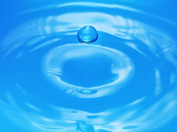 Drop hitting surface of water — Stock Photo, Image