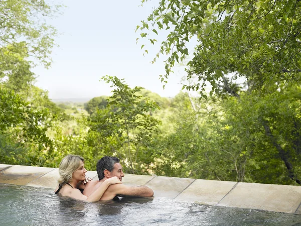 Para w basenie patrząc na widok — Zdjęcie stockowe