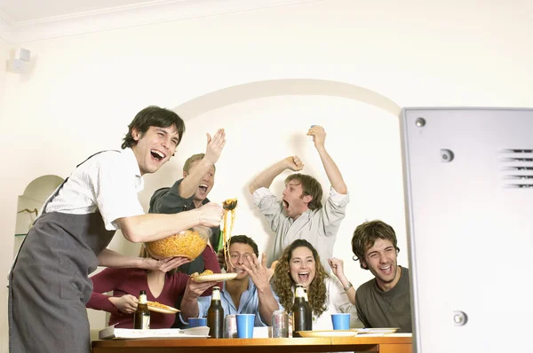 Amigos assistindo TV e comemorando — Fotografia de Stock